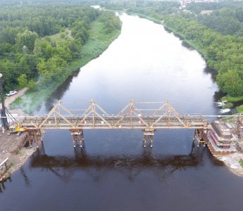 Trwa przebudowa mostu kolejowego w Ostrołęce [WIDEO Z DRONA, ZDJĘCIA]