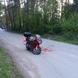 Borowce: Motocyklista roztrzaskał się o przydrożne drzewo [ZDJĘCIA]