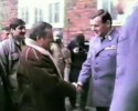 Wałęsa rozmawia z milicjantami: O Kiszczaku i SB (VIDEO) 