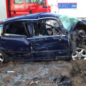 Wypadek w Tyszkach-Nadborach: Kierowca vw passata walczy o życie w szpitalu [ZDJĘCIA]
