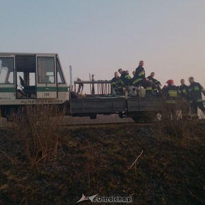 Kleczkowo: Pożar traw wzdłuż torów kolejowych. W akcji gaśniczej użyte zostały samoloty strażackie [ZDJĘCIA]