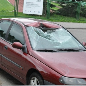 Wybuch bankomatu w Olsztynie. Uszkodzone auto ostrołęczanina [ZDJĘCIA]
