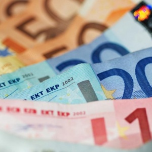 Słabnące euro i drożejący dolar korzystne dla polskich spółek
