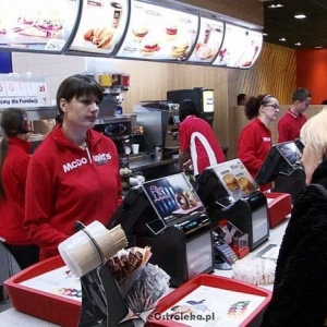McDonald's zwiększa zatrudnienie. Wakacyjna oferta pracy dla młodocianych