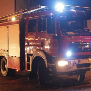 Zalesie: Pożar pustostanu gasiło 5 zastępów strażackich