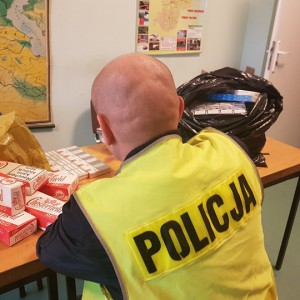 Policjanci z Ostrołęki zabezpieczyli 26,5 tysiąca nielegalnych papierosów 