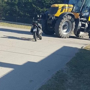 Wypadek w Grucelach: Nastolatek na motocyklu wpadł pod ciągnik rolniczy [FOTO]