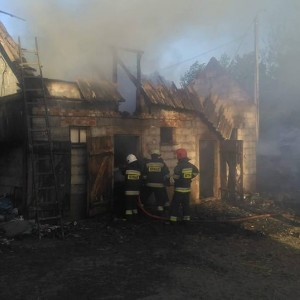 Pożar w Kaczce. Z ogniem walczyło siedem zastępów strażackich [ZDJĘCIA]