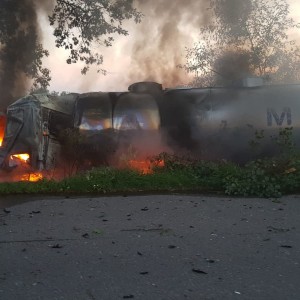 Lipniki: Wypadek ciężarówki. Po uderzeniu w drzewo auto zaczęło płonąć [ZDJĘCIA]