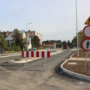 Cztery miesiące po terminie, a ulica Dobrzańskiego wciąż nie gotowa [ZDJĘCIA]
