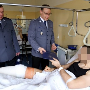 Komendant stołeczny policji Rafał Kubicki odwiedził w szpitalu rannego policjanta