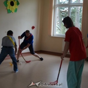 Turniej mini hokeja w Środowiskowym Domu Samopomocy w Czarnowie