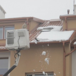 Inspektor nadzoru budowlanego przypomina: Spadł śnieg, dachy do przeglądu