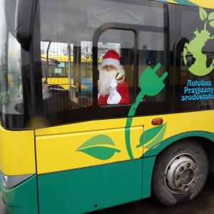 Mikołaj za kierownicą miejskiego autobusu [ZDJĘCIA]
