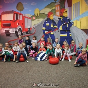 Przedszkolaki z Krainy Misiów odwiedziły dziś ostrołęckich strażaków [ZDJĘCIA]