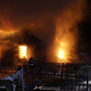 Pożar drewnianego domu pod Lelisem. Ogień strawił cały budynek