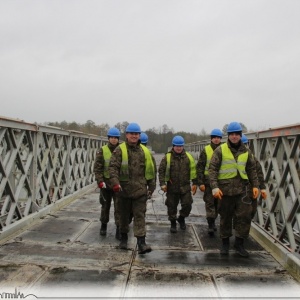 Budowa mostu tymczasowego. Saperzy zameldowali wykonanie zadania [ZDJĘCIA]