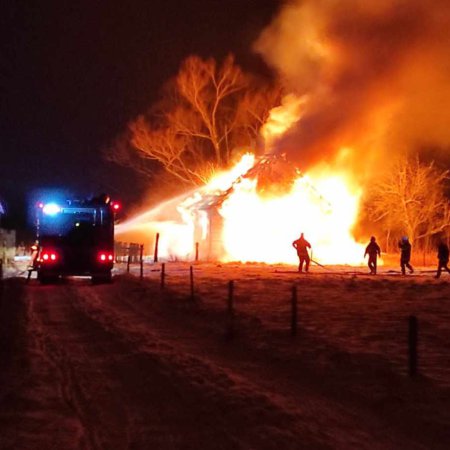 Pożar w Czarni: ogień strawił drewniany dom mieszkalny [ZDJĘCIA]