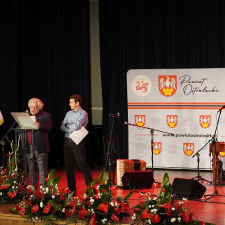 Powiat ostrołęcki świętuje 25-lecie. Prezentacja insygniów władz i symboli samorządu [ZDJĘCIA]
