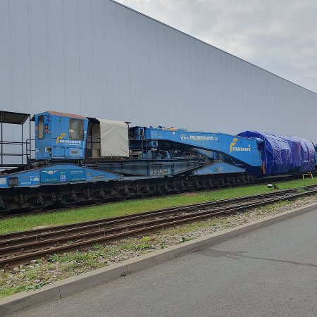 Z Wrocławia do Ostrołęki jedzie koleją 435-tonowy element elektrowni [ZDJĘCIA]