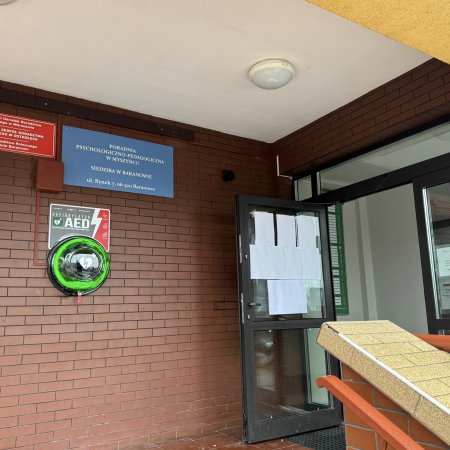 Kapsuła z defibrylatorem AED na budynku Urzędu Gminy w Baranowie
