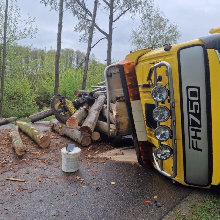 Ciężarówka z drewnem wywróciła się na lokalnej drodze! Ranny kierowca w szpitalu [ZDJĘCIA]