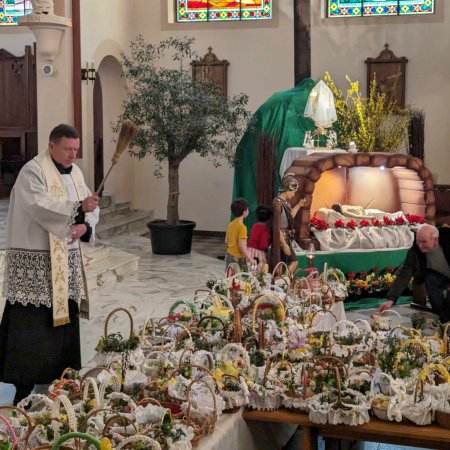 Wielkanoc w Ostrołęce: tłumy wiernych na święceniu pokarmów [ZDJĘCIA]