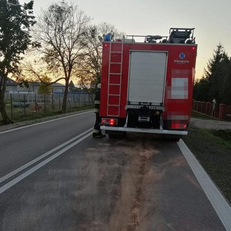 Plama oleju na jezdni. W akcji strażacy z Ostrołęki