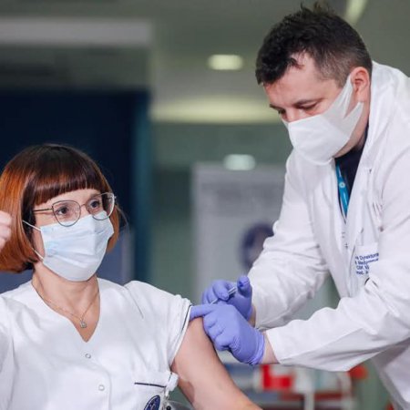 Pierwsza osoba w Polsce otrzymała szczepionkę na covid-19