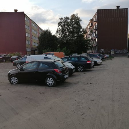 Interwencja Czytelnika: Właściciele aut wyproszeni z „dzikiego” parkingu przy ulicy Prostej [ZDJĘCIA]