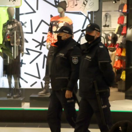Koronawirus. Mazowieccy policjanci kontrolują galerie handlowe
