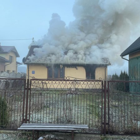 Tragiczny pożar budynku jednorodzinnego w Broku. Nie żyją dwie osoby [ZDJĘCIA]