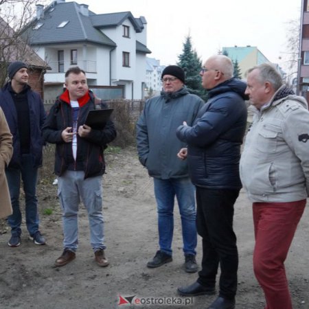 Konflikt mieszkańców o zakaz parkowania przy ulicy Łąkowej. Interweniowali radni [ZDJĘCIA]