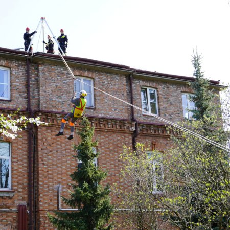 Ewakuacja poszkodowanego z dachu budynku Stora Enso [ZDJĘCIA, WIDEO]