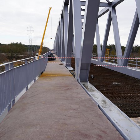 Nowy most kolejowy nad Narwią z kładką dla pieszych. Połączenie Ostrołęka - Chorzele w 2023 roku [ZDJĘCIA]
