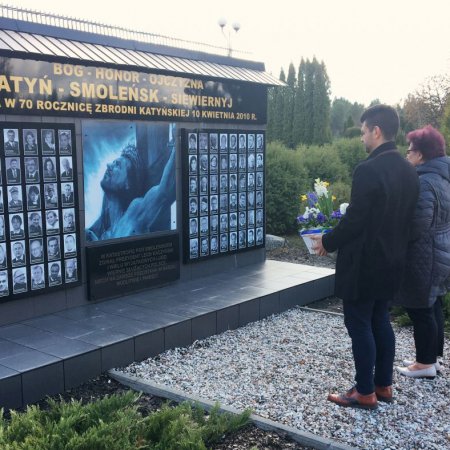 Złożyli kwiaty i zapalili znicze pod pomnikiem Katyń-Smoleńsk-Siewiernyj [ZDJĘCIA]