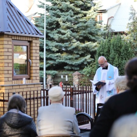 Nowa kapliczka z odrestaurowaną figurką Matki Boskiej na osiedlu Łazek oficjalnie poświęcona [ZDJĘCIA]