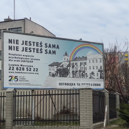 Ratusz, a nad nim tęcza. Kampania wsparcia osób "LGBTQIAP" dotarła do Ostrołęki [SONDA]