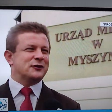 Na 20-lecie TVN 24 o... rozbieranym chodniku w Myszyńcu