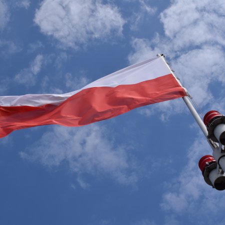 Maszt z flagą na rondzie 100-lecia Odzyskania Niepodległości