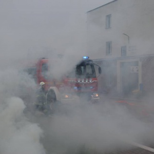 Pożar na terenie zakładów produkcyjnych w Ostrołęce. Do akcji ruszyło kilka jednostek strażackich