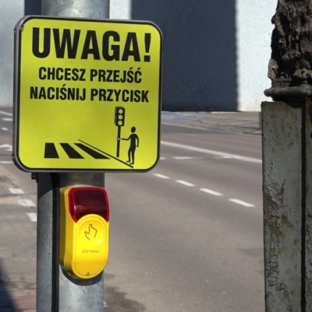 Interwencja Czytelnika: Uwaga na „kopiący” prądem sygnalizator w centrum Ostrołęki! [AKTUALIZACJA]