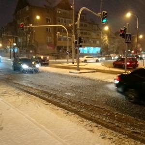 Pierwszy w sezonie atak zimy i poważny sprawdzian dla miejskich drogowców [ZDJĘCIA]