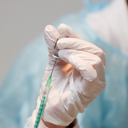 Polacy boją się szczepionki AstraZeneca. Rezygnują ze szczepień