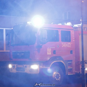 Podpalenie drzwi w bloku socjalnym w Ostrołęce. Poszkodowana seniorka