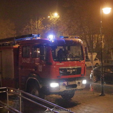 Nocna akcja strażacka na osiedlu bloków socjalnych w Ostrołęce