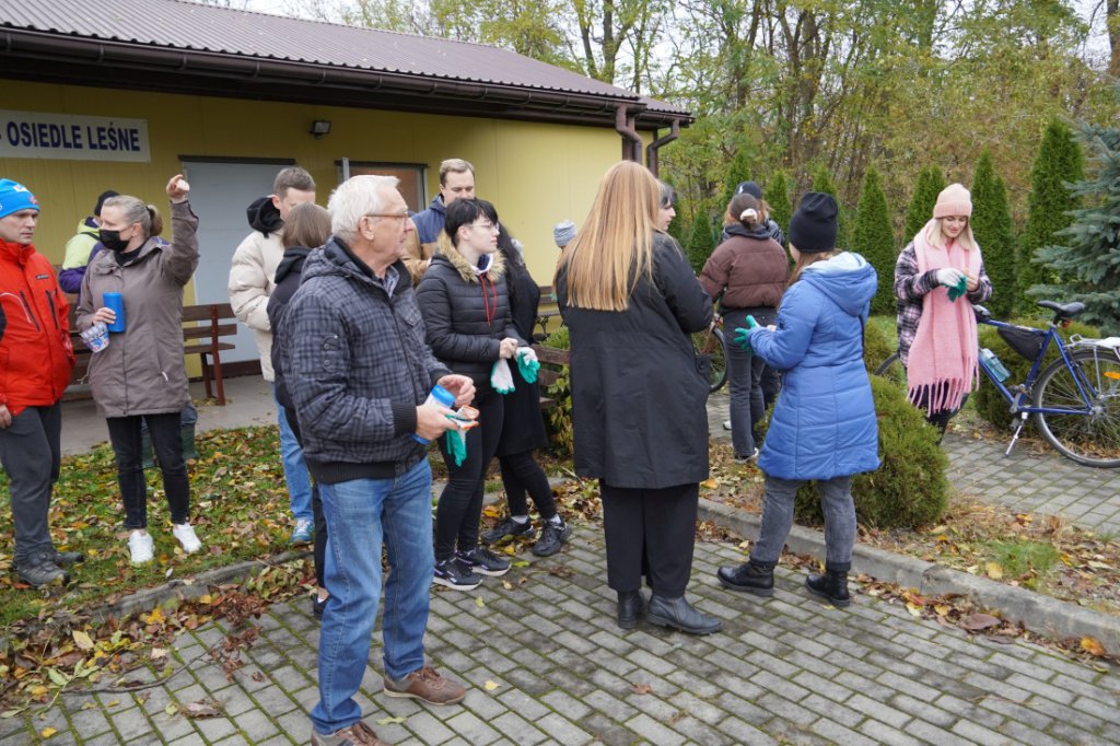 Wielkie sprzątanie osiedla Leśne, fot. eOstroleka.pl