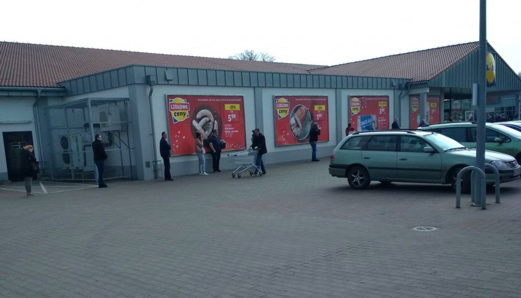 fot. kolejka pod Lidlem w Ostrołęce