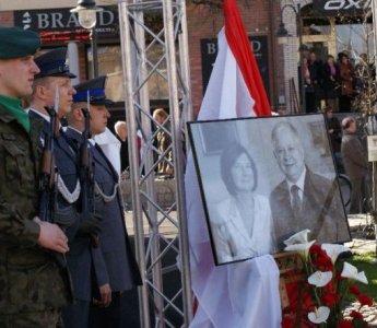 "Morze łez dzisiaj płynie w polskiej krainie"-&nbsp;&nbsp;ks. infułat Żukowski. Msza Polowa przed pomnikiem (ZDJĘCIA, WIDEO)