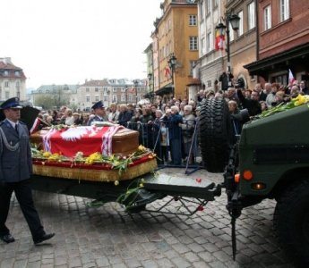 Ostrołęczanie na uroczystościach pogrzebowych Ryszarda Kaczorowskiego (zdjęcia)